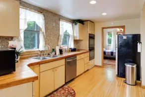 Private Deck & City Views! Spacious Cincinnati Apt - Innvendig