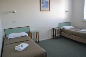 Hobart Tower Motel - Room