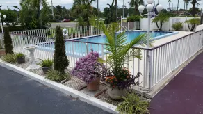 Maple Leaf Inn & Suites - Pool