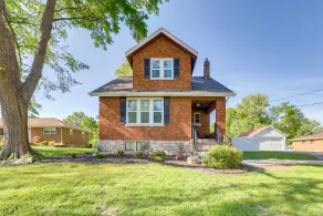 Hot Tub, Grill & Games! Family Getaway in St Louis - Interior