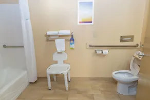 Days Inn by Wyndham Oklahoma City - Bathroom