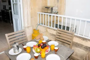 Blue Harbour 1 by Getaways Malta - Terrasse/gårdhave