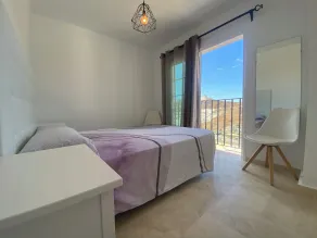 Recently Renovated Family Duplex Overlooking the Pool - Zimmer
