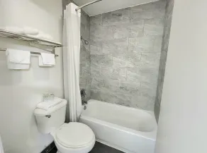 Days Inn by Wyndham San Antonio Southeast Frost Bank Center - Bathroom