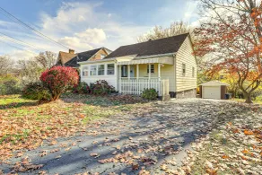 Game Room & Fire Pit: West Mifflin Home! - Intérieur