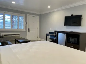 Aura Inn Monterey - Rum