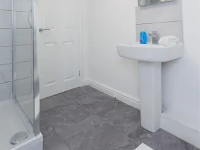 Live in Leeds Grange Apartments - Bathroom