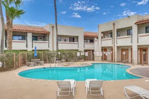 Work, Hike & Swim: Central Tucson Condo w/ Pool - Interiør