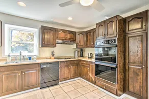 20 Mi to Philly: Inviting Home w/ Yard in Wayne! - Interior