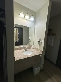 Days Inn by Wyndham Salina I-70 - Bathroom