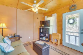 Lakefront Delta Cabin Rental w/ Boat Dock + Deck! - Innenbereich
