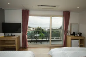 Cheonjiyeon Crystal Hotel - Room