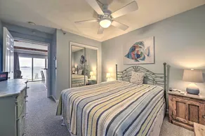 Lakefront Onekama Condo w/ Seasonal Pool! - Værelse