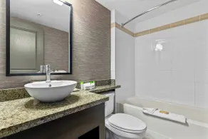 Sandman Hotel & Suites Calgary West - Bathroom