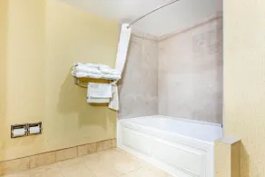 Comfort Suites Clinton near Presbyterian College - Zimmer