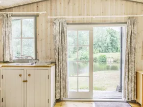 Lakeside Cabin - Room