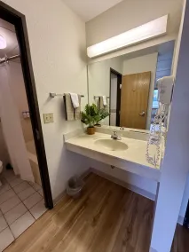 Hygge Inn & Suites - Bathroom
