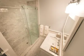 Town & Tide Inn - Bathroom