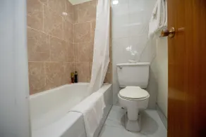 Camrose Motel - Bathroom