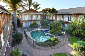 Quality Hotel Melbourne Airport - Pool