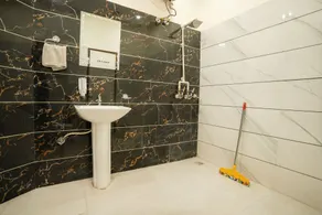 goSTOPS Amritsar Chatiwind Gate  - Baño