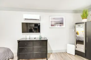 Sleek & Cozy Greenwood Studio Cottage! - Innvendig