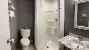 Americas Best Value Inn and Suites Groves - Badeværelse