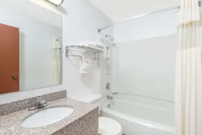 Days Inn by Wyndham Great Bend - Bathroom