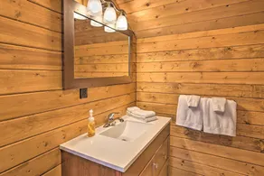 < 1 Mi to Dtwn Suttons Bay! Studio w/ Shared Beach - Innvendig