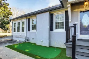 Pool, Patio & Putting Green: Manchester Getaway - Interiør