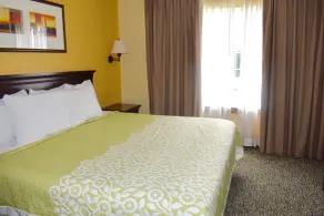 Days Inn & Suites by Wyndham Tucker/Northlake - Chambre