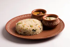 OYO 740 Hotel Suravi - Restaurant