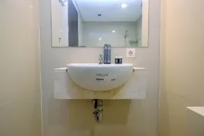 Comfy and Minimalist 1BR Apartment at Atria Residence By Travelio - Bathroom
