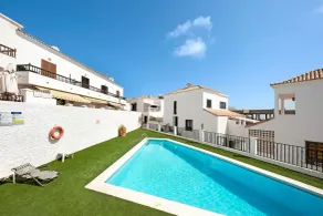 Casa Sarita - farbenfrohes Ferienhaus - Pool