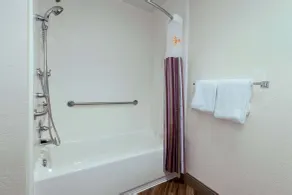 La Quinta by Wyndham Detroit Utica - Salle de bain