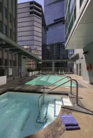 Coast Coal Harbour Vancouver Hotel by APA - Piscina