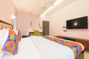 FabHotel The White Cliff Inn - Near Max Hospital Saket - Quarto