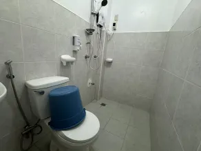 RedDoorz near Mariners Legazpi - Bathroom