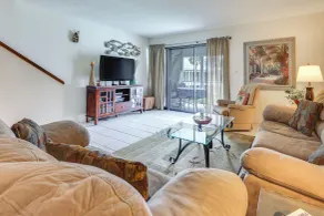Riverfront Weleka Condo w/ Dock & Pool Access - Interiør