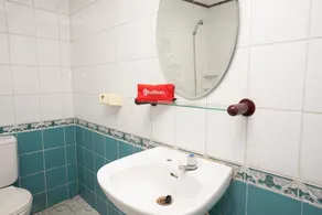 RedDoorz @ Hotel Damanaka Pangalengan - Bathroom
