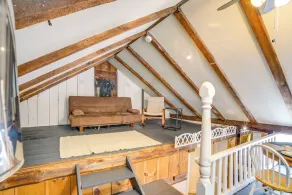 Hike, Fish & Ski: Riverside Barn Loft in Lee - Innvendig