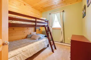 Peaceful Stark Cottage w/ Deck on South Ponds! - Innvendig
