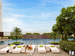 Novotel New Delhi Aerocity - Piscina