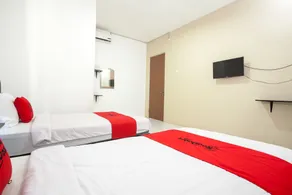 RedDoorz Plus near Galaxy Mall - Room