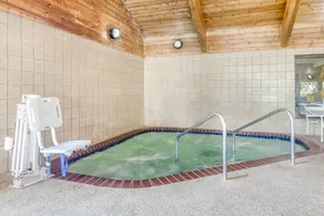 AmericInn by Wyndham Chamberlain Conference Center - Piscine