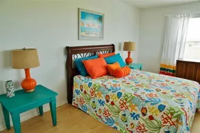 Beach Access! Group-Friendly Galveston Retreat - Værelse