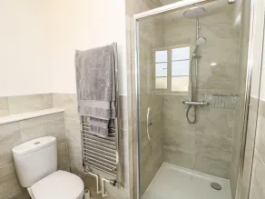 Larch Lodge - Bathroom