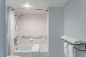 Super 8 by Wyndham Ocala I-75 - Bathroom