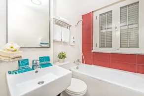 Hotel 81 Heritage - Bathroom