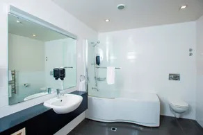 Emerald Hotel - Baño